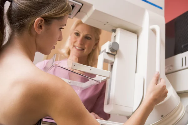 Pielęgniarka pomoc pacjentów poddawanych mammografia — Zdjęcie stockowe