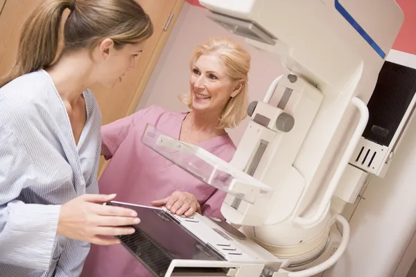 Krankenschwester Mit Patientin Vor Mammogramm — Stockfoto