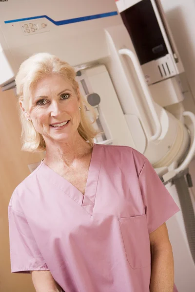 Portret van een verpleegster voor een mammogram machine — Stockfoto