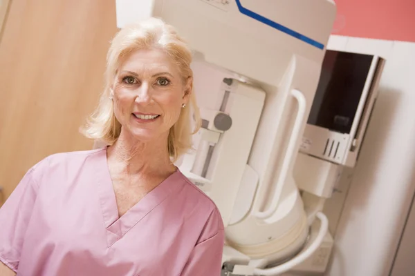 Retrato de uma enfermeira na frente de uma máquina de mamografia — Fotografia de Stock