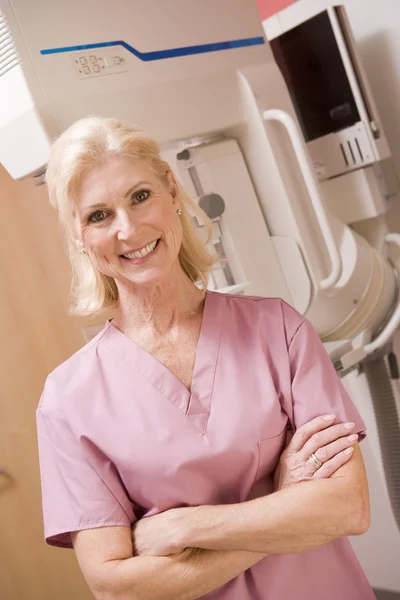 Retrato Uma Enfermeira Frente Uma Máquina Mamografia — Fotografia de Stock