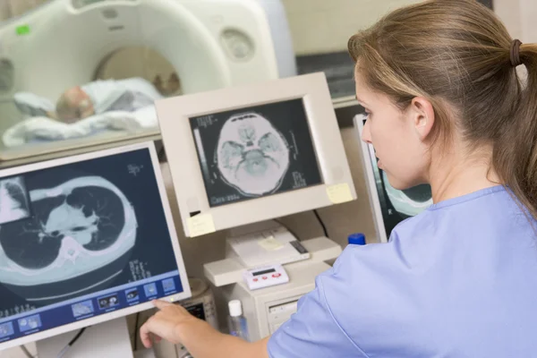 Медсестра моніторинг пацієнта має комп'ютеризовану осьову томографію — стокове фото