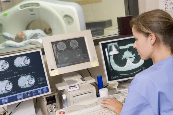 Enfermera que supervisa al paciente con una tomografía axial computarizada — Foto de Stock