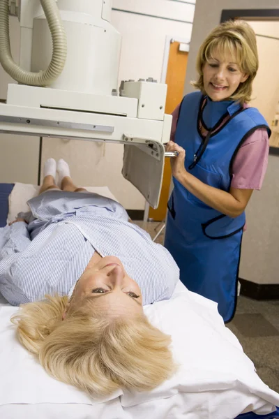 Röntgen Olan Hastada Hemşire — Stok fotoğraf