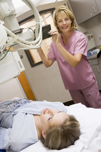 Медсестра з пацієнтом має рентгенівські промені — стокове фото