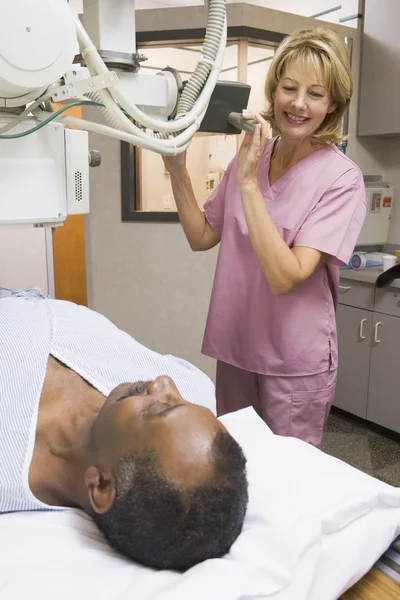 Enfermera con paciente que recibe una radiografía —  Fotos de Stock