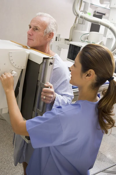 Медсестра с рентгеном пациента — стоковое фото