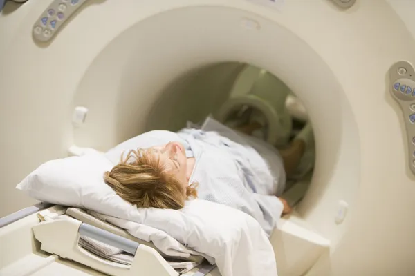 Patiënten ondergaan voor een geautomatiseerde axiale tomografie (Cat) Sca — Stockfoto