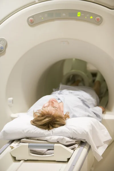 Пацієнтів, які проходять для Sca аксиально комп'ютерна томографія (кіт) — стокове фото