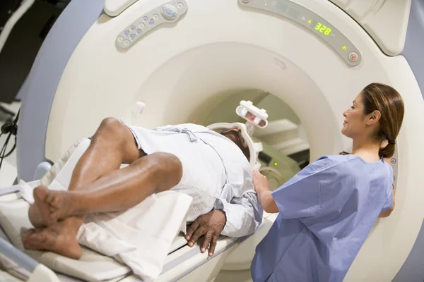 Enfermeira Com Paciente Como Eles Preparam Para Uma Tomografia Axial — Fotografia de Stock