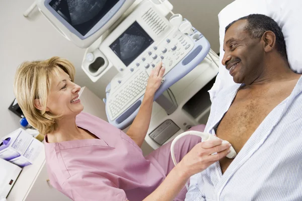 Krankenschwester Gibt Patient Ultraschall — Stockfoto