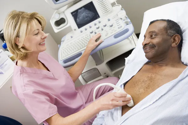 Verpleegkundige geven patiënt een ultra geluid — Stockfoto