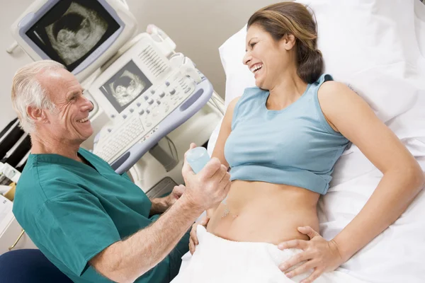Doctor Giving Patient Ultra Sound — Stock Photo, Image