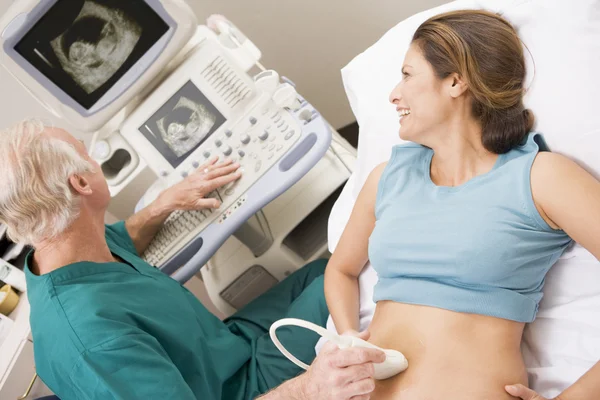 Doctor Giving Patient An Ultra Sound — Stock Photo, Image