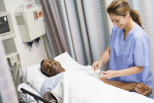 Verpleegkundige Zorg Voor Patiënt — Stockfoto