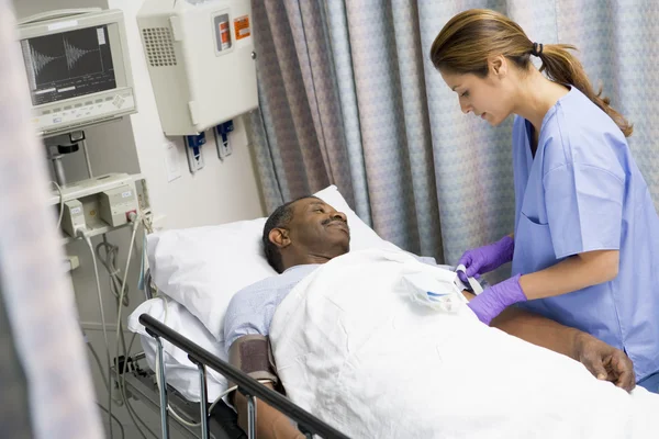Krankenschwester kümmert sich um Patienten — Stockfoto