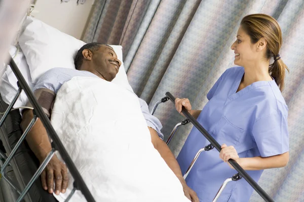 Enfermeira Cuidar Paciente — Fotografia de Stock