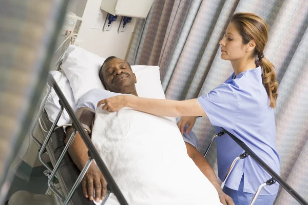 Krankenschwester Kümmert Sich Patienten — Stockfoto