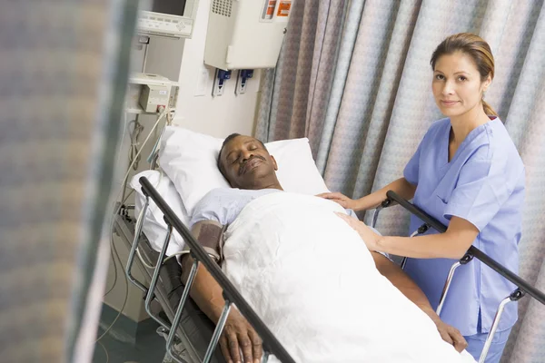 Enfermeira Cuidar do Paciente — Fotografia de Stock
