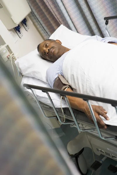 Ασθενής στο κρεβάτι του νοσοκομείου — Φωτογραφία Αρχείου