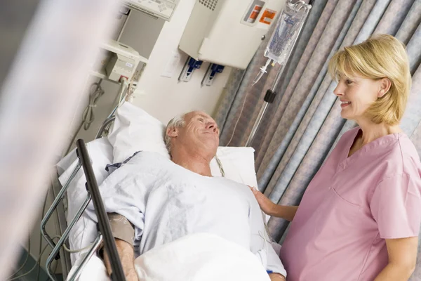 Enfermera Que Cuida Paciente —  Fotos de Stock