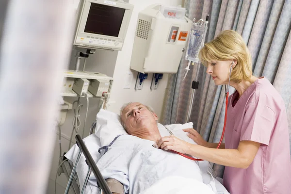 Lekarz kontroli pacjenta bicie serca — Zdjęcie stockowe