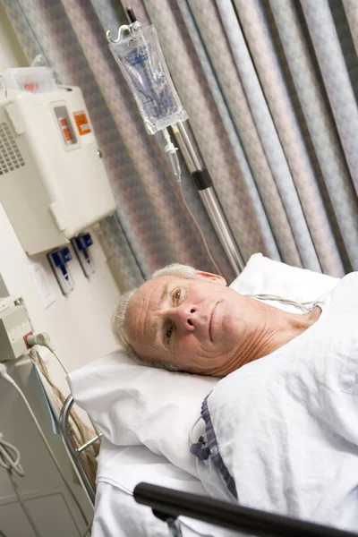 Patient i sjukhussäng — Stockfoto