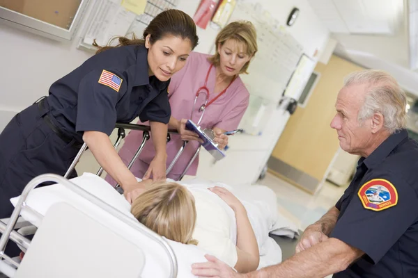 Les ambulanciers précipitent un patient d'urgence à l'hôpital — Photo