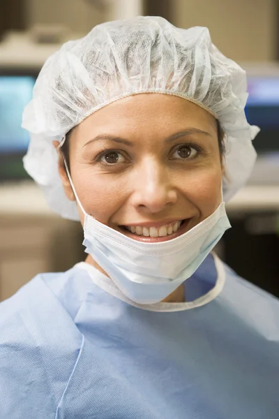 Portrait du chirurgien dans les frottements chirurgicaux — Photo