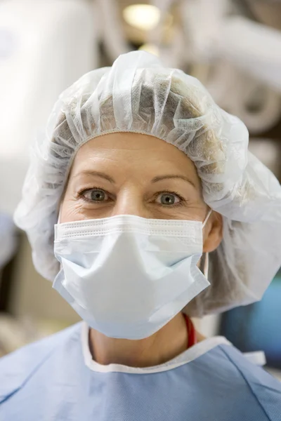 Porträtt av kirurg i kirurgiska buskmarker — Stockfoto