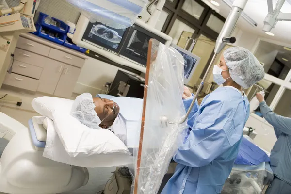 Chirurg působící na pacienta — Stock fotografie