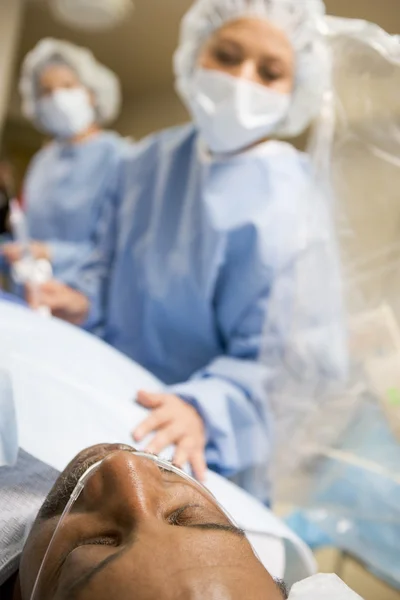 Chirurghi Che Operano Sul Paziente — Foto Stock