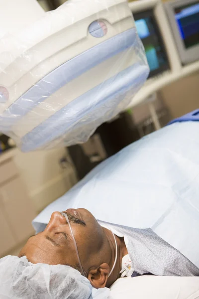 Пацієнт під анестезією в операційному театрі — стокове фото