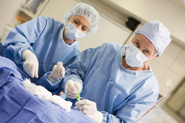 Cerrah Ekipmanları Hazırlamak Cerrahlar — Stok fotoğraf