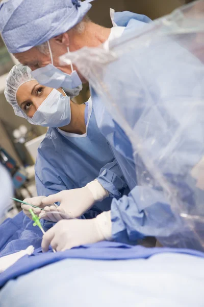 Cirujanos Operando Paciente — Foto de Stock