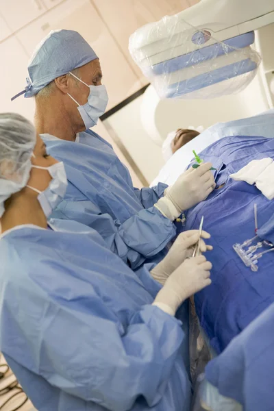 Cirurgiões Operando Paciente — Fotografia de Stock