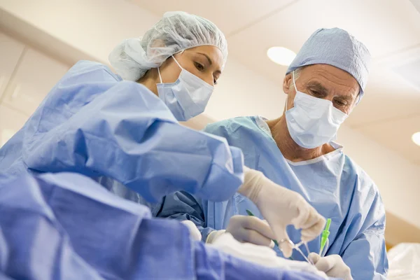 Χειρουργοί που λειτουργούν σε ασθενή — Φωτογραφία Αρχείου