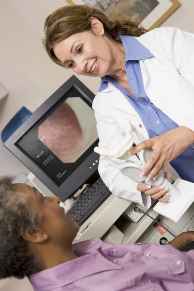 Doctor Performing Check-Up On Patient — Stock Photo, Image