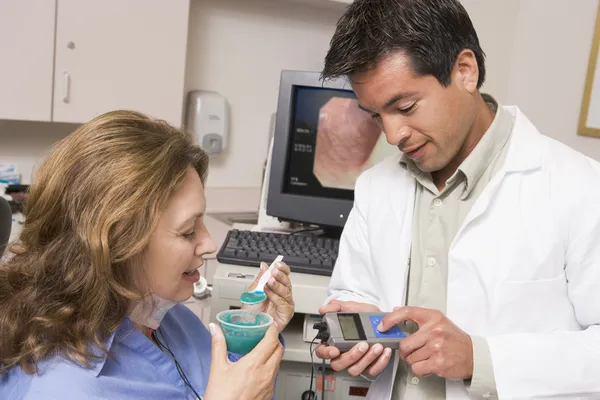 Dokter presterende check-up van patiënt — Stockfoto