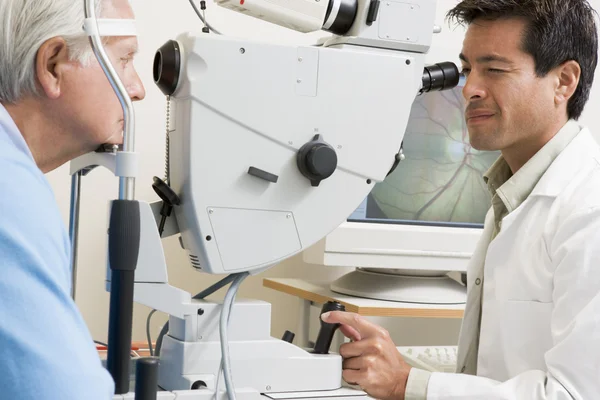 Médico Verificando Olhos Paciente — Fotografia de Stock