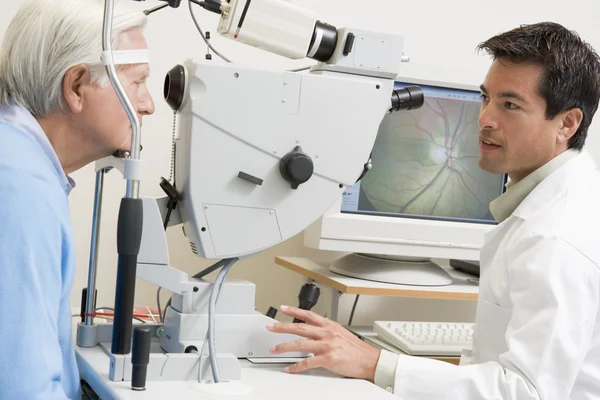 Лікар перевіряє очі пацієнта — стокове фото