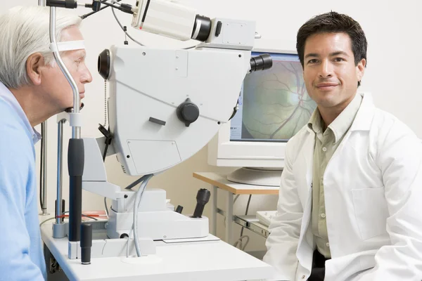 Médico e paciente prontos para um exame oftalmológico — Fotografia de Stock