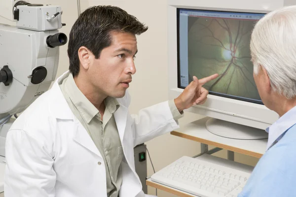 Arzt Erklärt Patienten Ergebnisse Von Augenuntersuchungen — Stockfoto