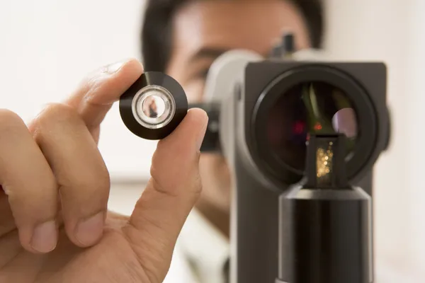 Médico Que Olha Através Máquina Exame Ocular — Fotografia de Stock