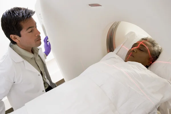 Médico com paciente tendo uma tomografia axial computadorizada (CAT ) — Fotografia de Stock