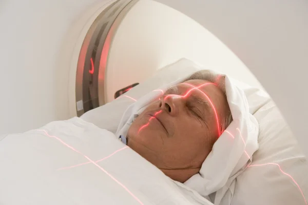 Пацієнт, маючи сканування аксиально комп'ютерна томографія (кіт) — стокове фото