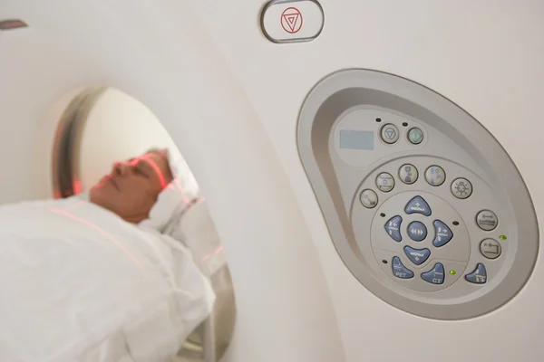 Пацієнт, маючи сканування аксиально комп'ютерна томографія (кіт) — стокове фото