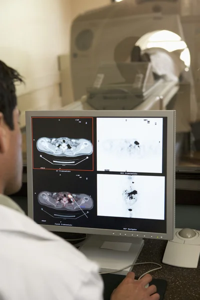 Arzt überwacht Patienten mit computergestützter Axialtomographie — Stockfoto