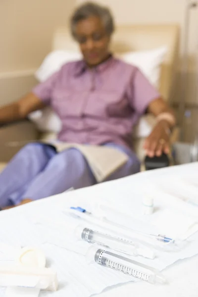Arka Planda Bir Hastayla Bir Masaya Şırınga — Stok fotoğraf