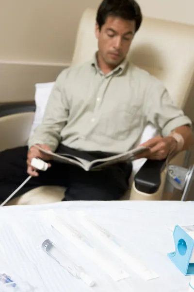 Paciente Lendo Uma Revista Enquanto Está Sendo Monitorado — Fotografia de Stock
